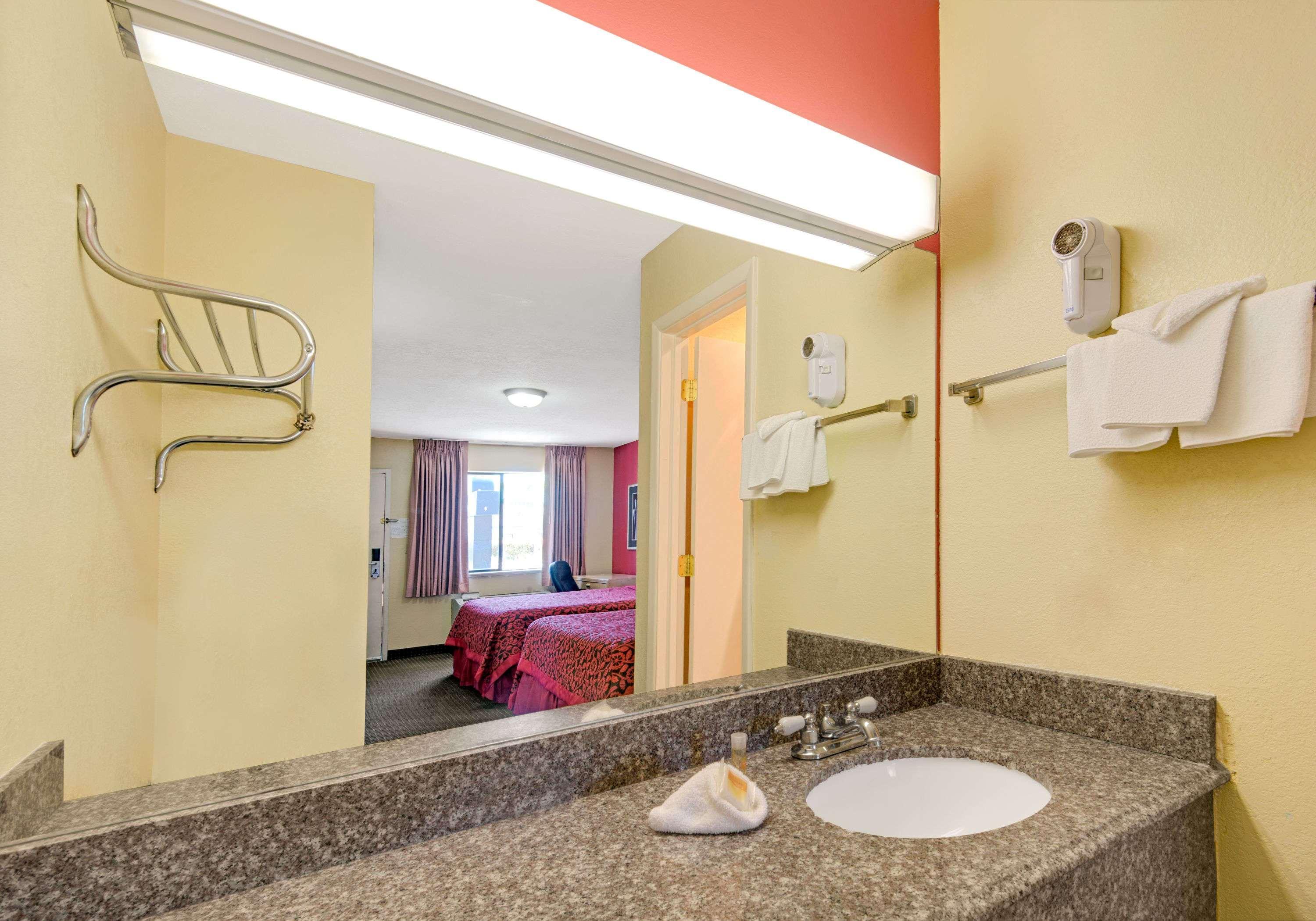 Days Inn By Wyndham East Албукерке Екстериор снимка