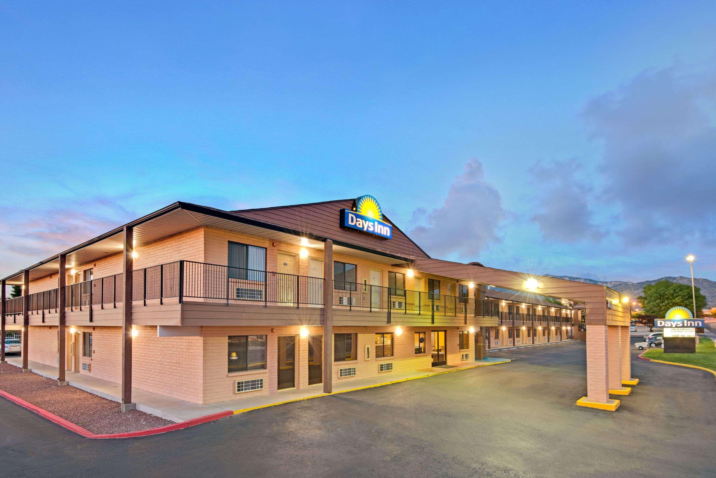 Days Inn By Wyndham East Албукерке Екстериор снимка
