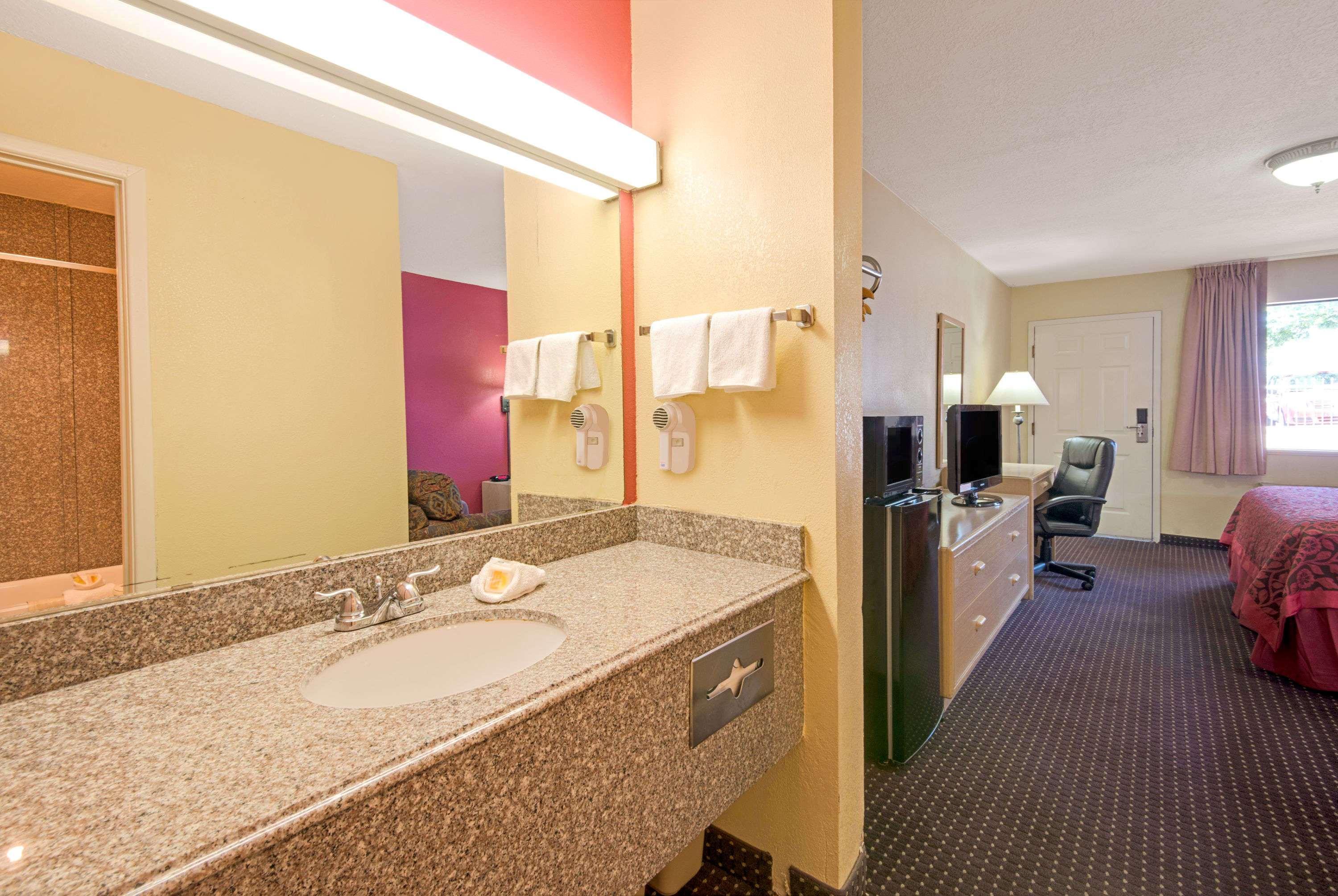 Days Inn By Wyndham East Албукерке Екстериор снимка